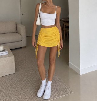 Falda amarilla con cordones