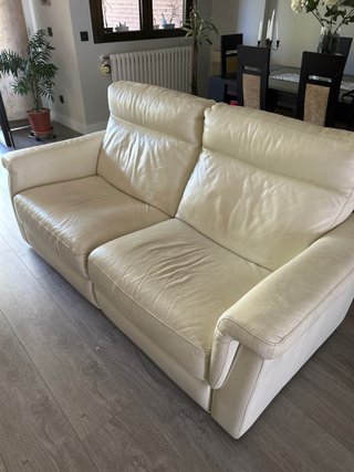 Conjunto de dos sofás de piel beige