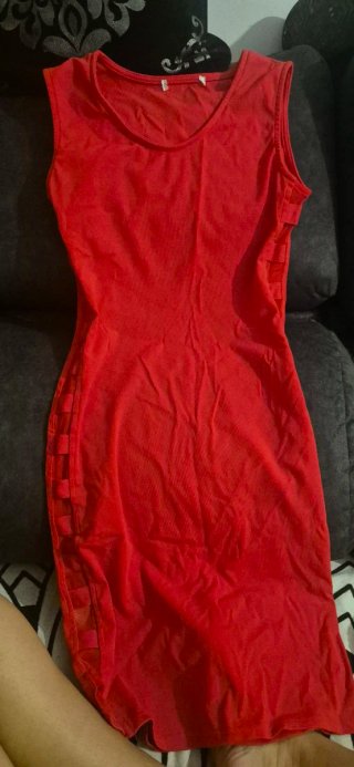 Vestido rojo de malla con detalles