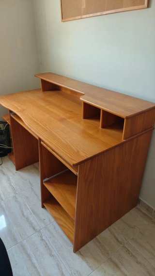 Scrivania in legno di pino