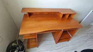 Scrivania in legno di pino