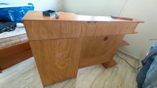 Scrivania in legno di pino