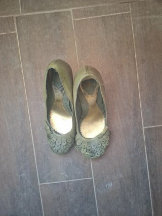 Zapatos de tacón verdes y dorados
