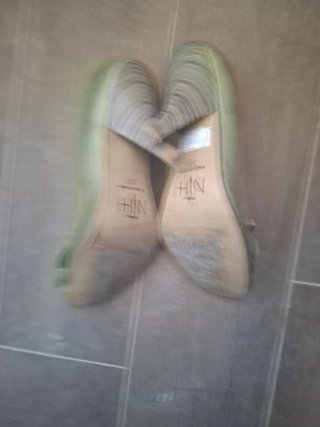 Zapatos de tacón verdes y dorados