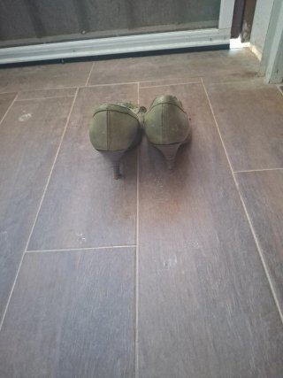 Zapatos de tacón verdes y dorados