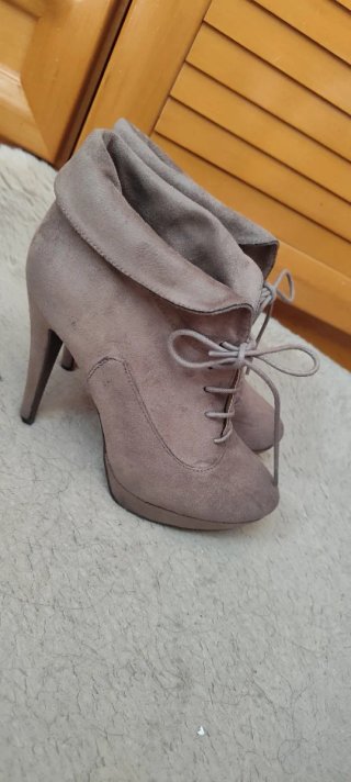 Botines taupe con cordones