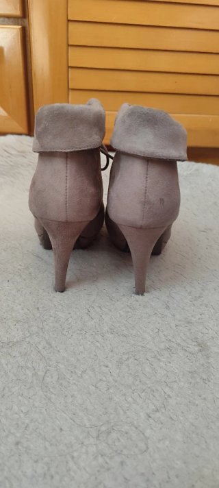 Botines taupe con cordones