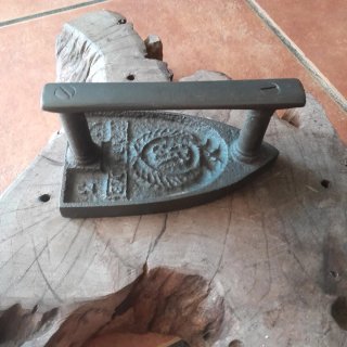 Antigua plancha de hierro