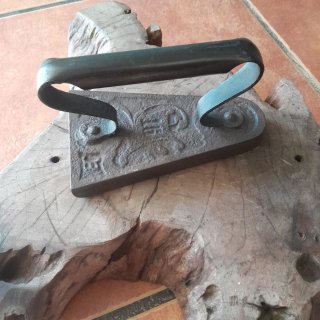 Antigua plancha de hierro