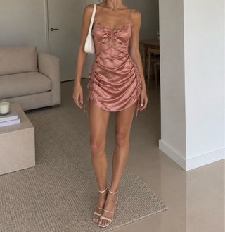 Vestido rosa satinado fruncido