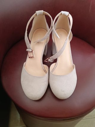 Zapatos de tacón beige y rosa palo
