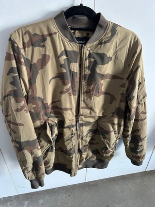 Cazadora bomber Pull&Bear camuflaje M