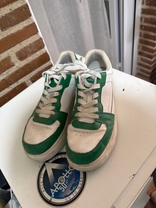Zapatillas deportivas blancas y verdes