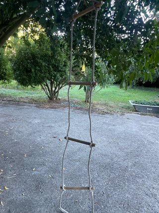 Escalera de cuerda y madera para niños