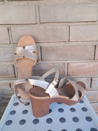 Sandalias doradas Andarina tacón bloque