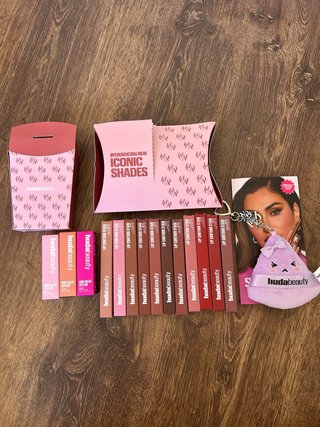 Huda Beauty Set de Labiales y Llavero