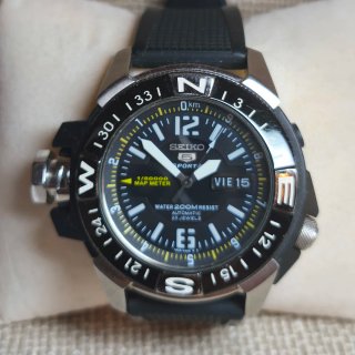 Reloj Seiko 5 Sports Map Meter Automático