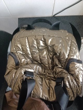 Bolso mochila y gorras