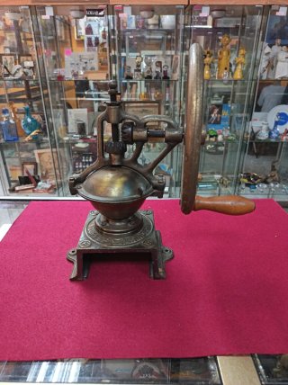 Molinillo de café antiguo. Grinder.