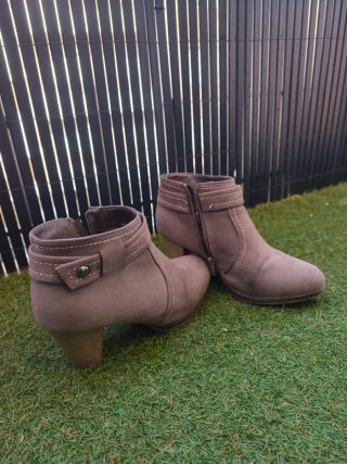 Botines tacón grisaceos