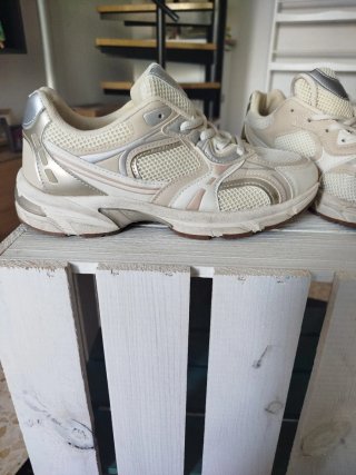 Zapatillas Beige y Plata Talla 39-40