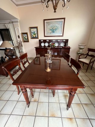 Conjunto de mesa de comedor y 6 sillas — 350 €