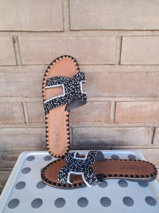 Sandalias planas FEEBIT.ER con pedrería