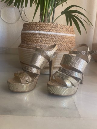 Sandalias de fiesta doradas con plataforma