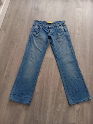 Pantalón vaquero azul.Scombro