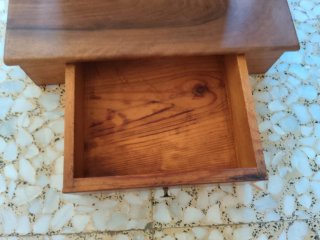 Tocador antiguo de madera con espejo