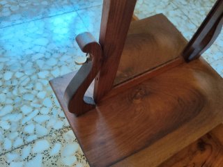 Tocador antiguo de madera con espejo