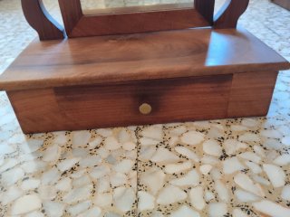 Tocador antiguo de madera con espejo