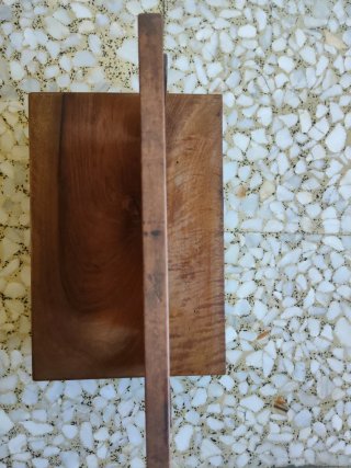 Tocador antiguo de madera con espejo