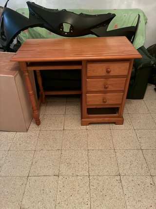 Escritorio de madera con cajones