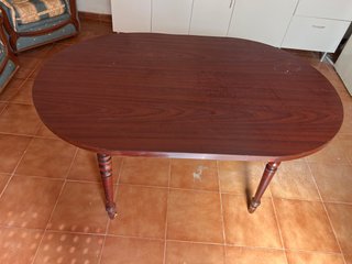 Mesa de comedor ovalada de madera
