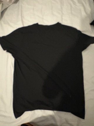 Camiseta negra con logo B