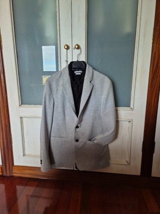 Americana gris con camisa negra