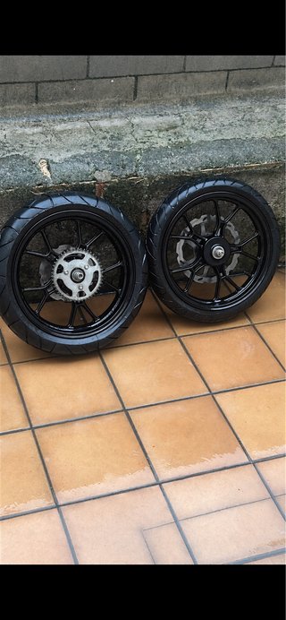Llantas de moto negras