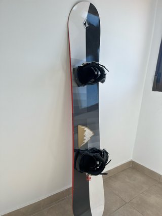 Tabla de Snowboard DC con Fijaciones Burton