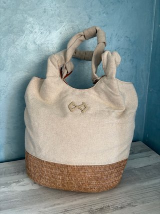 Bolso de mano beige y marrón