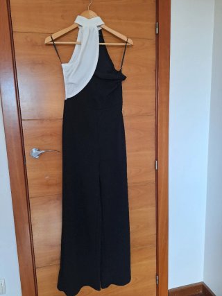 Mono mujer blanco y negro
