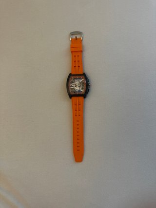 Reloj deportivo naranja y negro