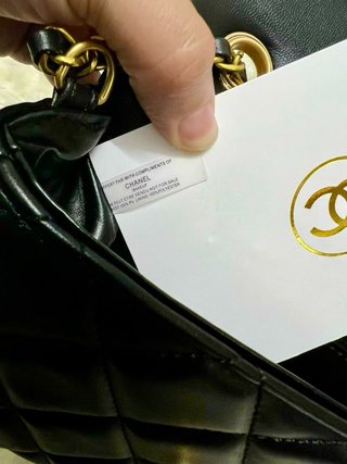 Borsa Chanel nera con cuori dorati