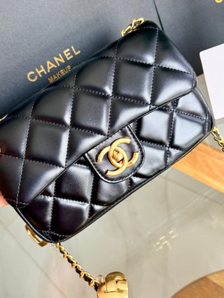 Borsa Chanel nera con cuori dorati