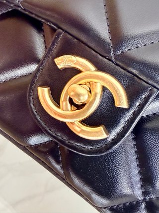 Borsa Chanel nera con cuori dorati