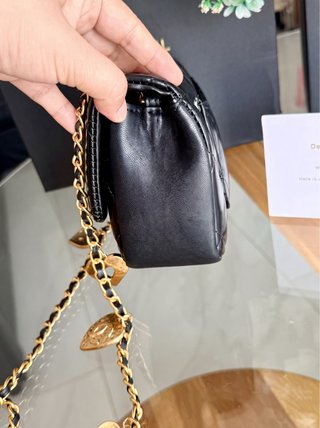 Borsa Chanel nera con cuori dorati