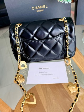 Borsa Chanel nera con cuori dorati