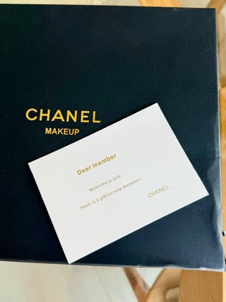 Borsa Chanel nera con cuori dorati