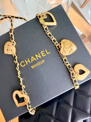 Borsa Chanel nera con cuori dorati