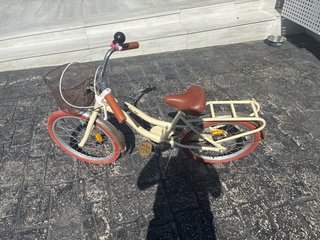 Bicicleta vintage color crema con cesta